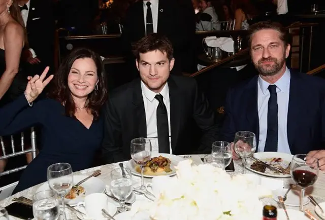 (Soldan sağa) Fran Drescher, Ashton Kutcher ve Gerard Butler, yuvarlak masa etrafında yan yanalar. 