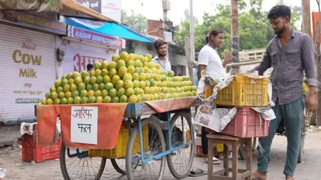 स्थानिकांनी दुकानांवर लिहिलेली नावे.
