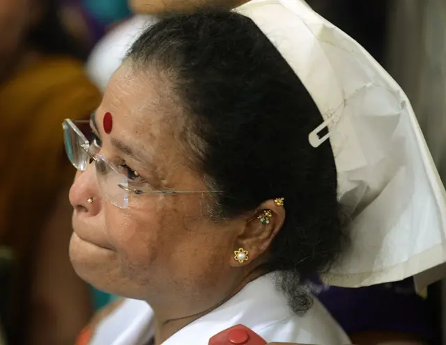 अरुणा नव्हती त्यांची आई, अरुणा नव्हती त्यांची बहीण... पण अशा अनेक परिचारिकांनी तिला चार दशकं सांभाळलं. अरुणाच्या मृत्यूनंतर या परिचारिकांना आपल्या नात्यातलंच कोणीतरी गेल्यासारखं वाटलं. रोज जन्म-मृत्यू पाहाणाऱ्या या आरोग्य कर्मचाऱ्यांना त्या दिवशी भावना आवरता आल्या नाहीत.