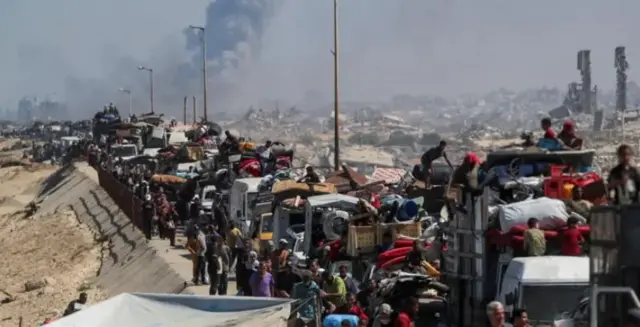 Натовп на машинах і пішки залишає Газу 