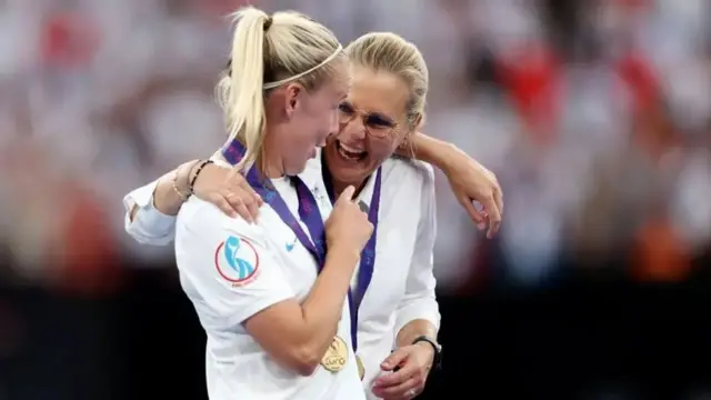 Beth Mead se ríe con Wiegman