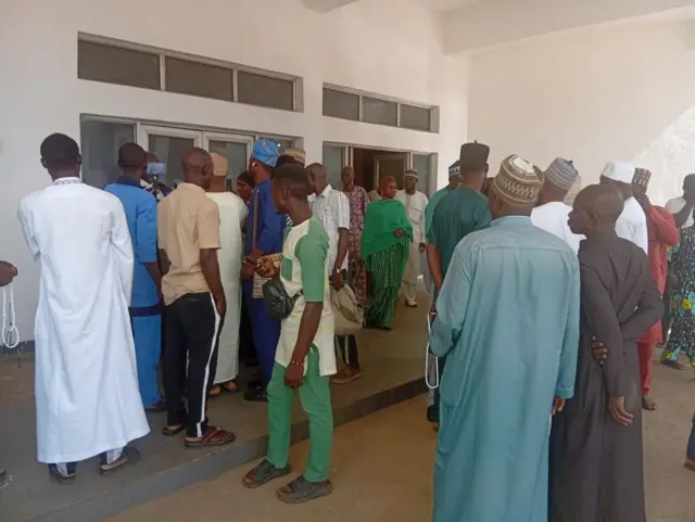 Aworan awọn eeyan ni ile ẹjọ.