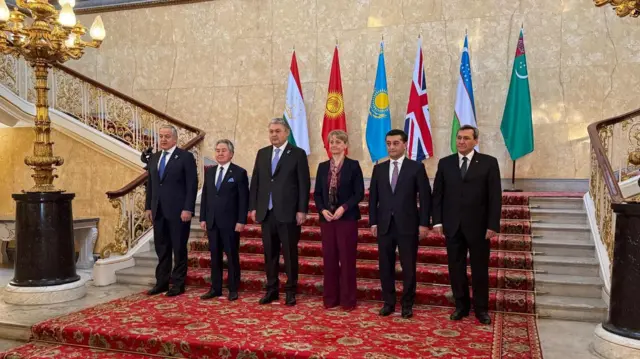 Борбор Азия менен Британиянын тышкы иштер министрлери Лондон шаарындагы Ланкастер үйүндө, 26-февраль 2026-жыл.