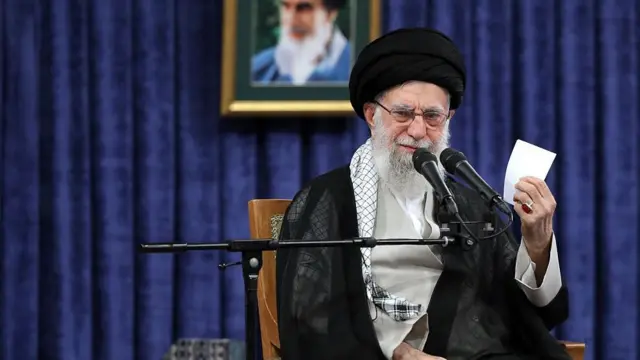 آیت‌الله علی خامنه‌ای، رهبر جمهوری اسلامی ایران این سخنان را در مراسم اولین سالگرد درگذشت ابراهیم رئیسی، رئیس‌جمهور پیشین ایران که سال ۱۴۰۳ در سانحه سقوط هلیکوپتر در شمال ایران جان باخت، در ۲۰ می ۲۰۲۵ در تهران بیان می‌کند. رهبر ایران، آیت‌الله علی خامنه‌ای در روز سه‌شنبه گفت که او معتقد نیست که مذاکرات غیرمستقیم هسته ای بین تهران و واشنگتن منجر به «هیچ نتیجه معناداری» شود.