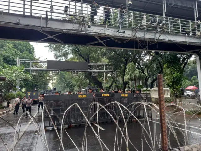 Kepolisian mengerahkan anggotanya untuk menghalangi para mahasiswa pengunjuk rasa di Jalan Medan Merdeka Barat, Jakarta Pusat, Senin (17/02).