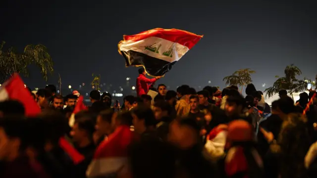 شاب عراقي يلوّح بالعلم وسط احتفالات الجماهير بتأهل العراق إلى الملحق الدولي المؤهل لكأس العالم 2026 . فاز العراق على الإمارات العربية المتحدة بنتيجة 2-1 على ملعب البصرة الدولي في مباراة الإياب من الدور النهائي للتصفيات الآسيوية المؤهلة لكأس العالم.