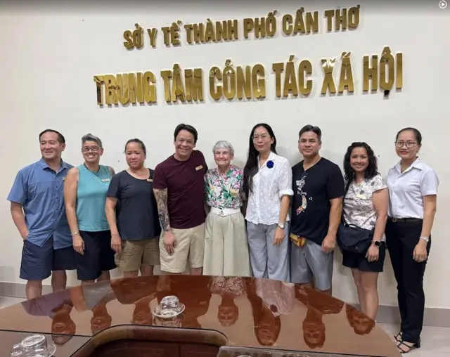 Ông Steve (thứ ba từ phải qua) và những người con nuôi ở chung trại trẻ mồ côi, ảnh chụp năm 2025