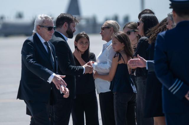 Gabriel Boric le da la mano a Cecilia Morel, esposa de Sebastián Piñera