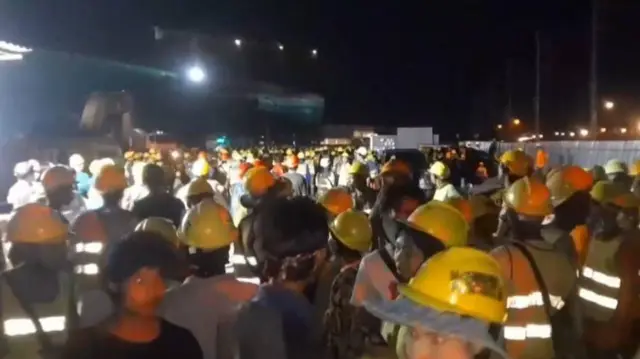 ထိုင်းမှာရှိတဲ့ ရိုဂျာနာစက်မှုဇုန်က တရုတ်လုပ်ငန်းခွင်ကို ဆန္ဒပြနေကြတဲ့ မြန်မာ အလုပ်သမားများ