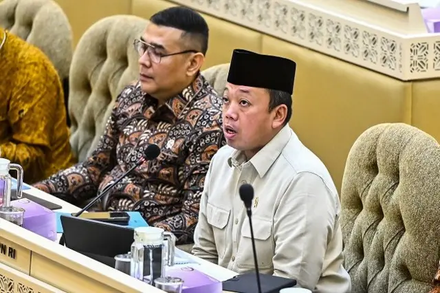 Menteri Agraria dan Tata Ruang/Kepala Badan Pertanahan Nasional (ATR/BPN) Nusron Wahid (kanan) bersama Wakil Menteri ATR/Wakil Kepala BPN Ossy Dermawan (kiri) mengikuti rapat kerja dengan Komisi II DPR di Kompleks Parlemen, Senayan, Jakarta, Kamis (30/01).