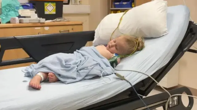 Neka deca, poput dvogodišnje Arle na slici, dobila su hitnu pomoć