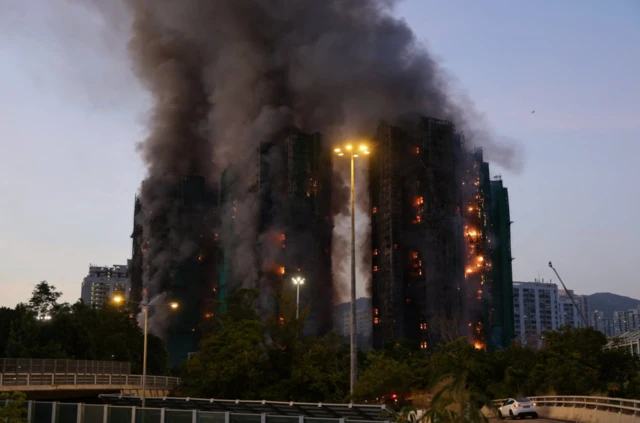 بلاک‌های رهایشی پوشیده در آتش و دود