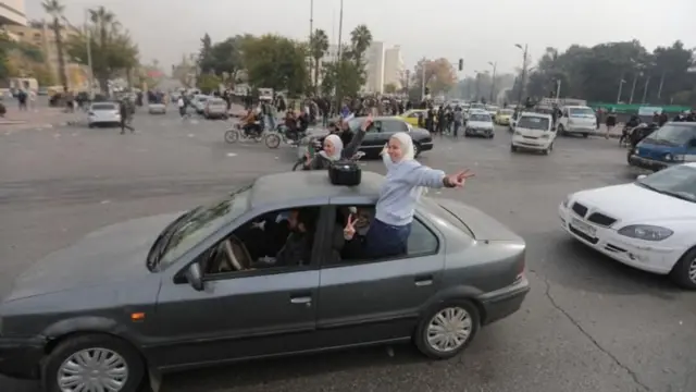दमास्कसच्या रस्त्यांवर गाड्यांमध्ये आनंद साजरा करतांना नागरिक