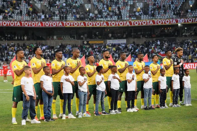 L’équipe d’Afrique du Sud avant le match de qualification pour la Coupe du Monde de la FIFA 2026 contre le Nigeria le 9 septembre 2025 à Bloemfontein, en Afrique du Sud. 