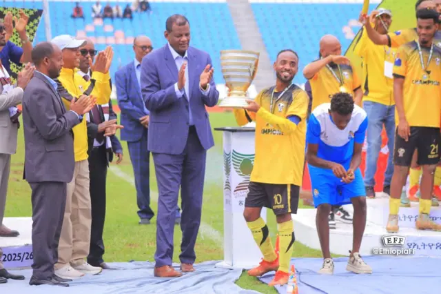 አቶ ኢሳያስ በኢትዮጵያ ዋንጫ ፍጻሜ ላይ ተገኝተው ዋንጫ ሲሰጡ
