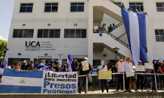 Manifestantesbolão lotofacilfrente à fachada da universidade