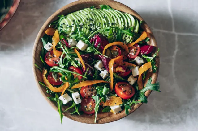 سالاد اسفناج، پنیر فتا یا لیقوان و دانه‌ کاج