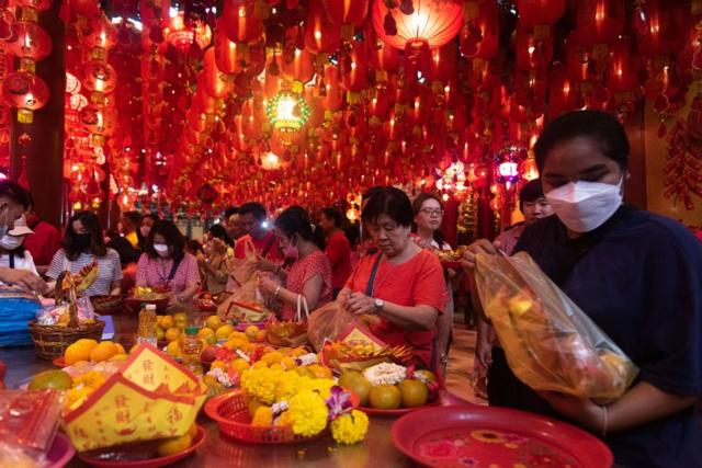 Жители Бангкока, по традиции, в день Нового года приносят в храм угощения и пожертвования
