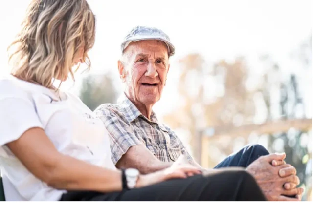 L'espérance de vie a augmenté dans le monde entier, ce qui entraîne une augmentation de la population âgée.