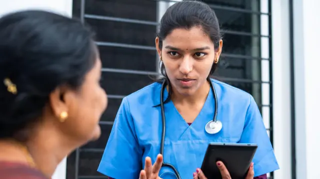 बढ़ती उम्र के साथ प्रजनन क्षमता घट जाती है. इससे बड़ी उम्र में मां बनने को जोख़िम हो सकता है. 