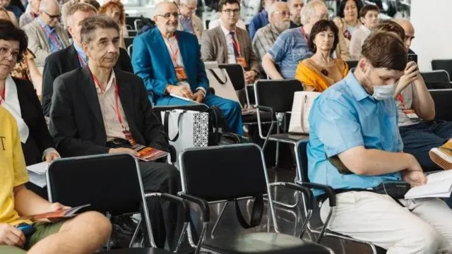 مرد سمت راست، با پیراهن آبی و شلوار سفید به‌عنوان ایوان آباتوروف شناسایی شد