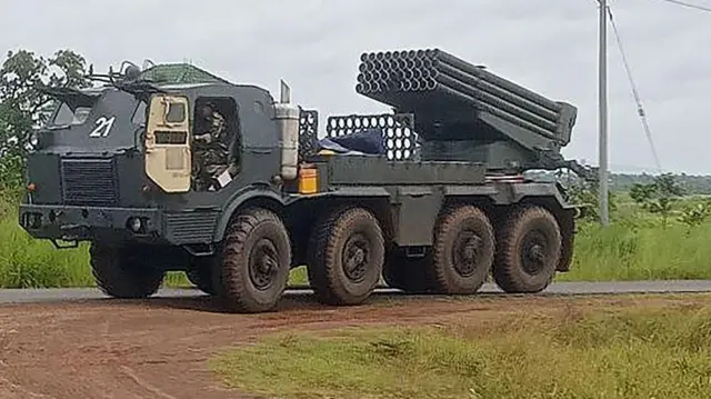 Kendaraan peluncur roket Kamboja dikerahkan dalam pertempuran melawan Thailand, pada Kamis (24/07).