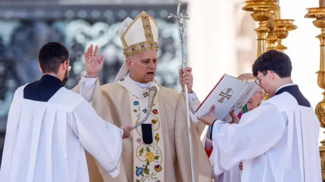 Papa Lav blagosilja vernike na kraju uskršnje mise