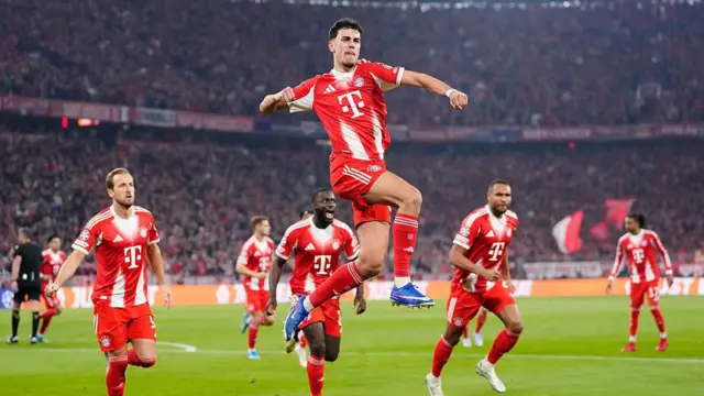 شادمانی بازیکنان سرخ و سفید پوش بایرن‌مونیخ
