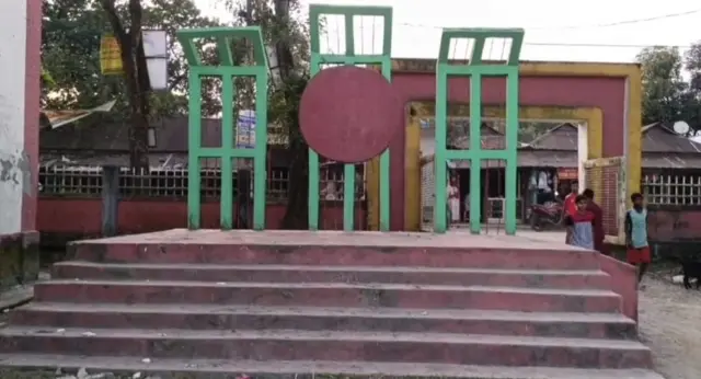 স্কুলটির শহীদ মিনার