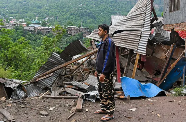 ভারত শাসিত কাশ্মীরে নিয়ন্ত্রণরেখার কাছে শেলিং-য়ে বিধ্বস্ত একটি এলাকা। ৯ই মে