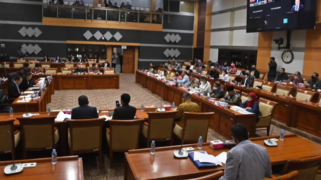 Suasana rapat kerja bersama Komisi III DPR dengan Kementerian Hukum dan HAM di kompleks Parlemen, Senayan, Jakarta, Kamis (24/11)