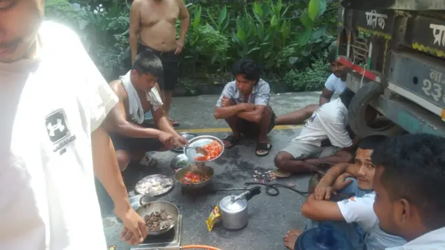 सवारी चालक सडकमै भात पकाएर खाँदै