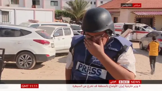 عدنان هنگام گزارش زنده بی بی سی عربی گریه می کند