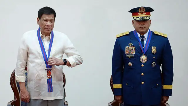 Mantan Presiden Filipina Rodrigo Duterte dan kepala kepolisiannya Jenderal Ronald Dela Rosa, juga dikenal sebagai Bato.