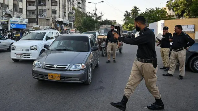 इस्लामाबाद ब्लास्ट के बाद गाड़ियों की चेकिंग करते पाकिस्तानी पुलिसकर्मी 