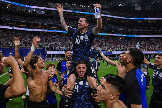 Lionel Messi (n° 10, Argentine) et ses coéquipiers célèbrent leur victoire 2-1 lors de la demi-finale de la Coupe du Monde de la FIFA 2026 opposant l'Angleterre à l'Argentine, au stade d'Atlanta, le 15 juillet 2026 à Atlanta (Géorgie).