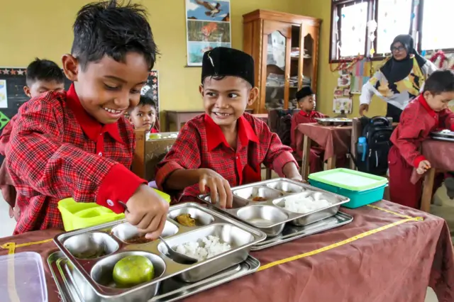 Siswa menyantap makanan Program Makan Bergizi Gratis (MBG) di SD Negeri 4 Desa Panton Rayeuk I, Kecamatan Kuta Makmur, Aceh Utara, Aceh, Rabu (15/7/2026). Pelaksanaan Program MBG terus berlanjut dengan target menjangkau 82,9 juta penerima manfaat, terutama di daerah tertinggal, terdepan, dan terluar (3T).
