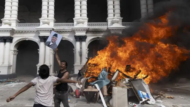 Demonstranti bacaju u vatru fotografiju premijera Šarma Olija koji je podneo ostavku, ispred zauzete zgrade skupštine