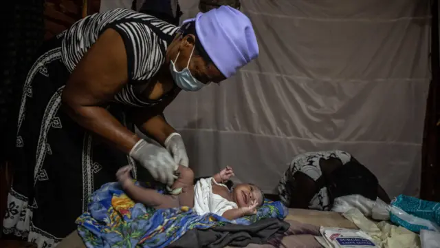 Nne na-eleta alọ nwata a mụrụ ọhụrụ