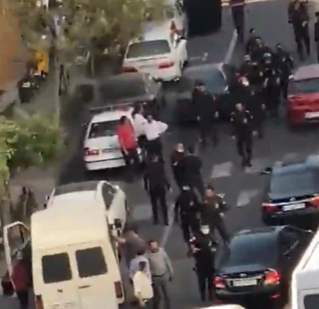 نیروهای انتظامی با معترضان در مقابل بیمارستان کسری برخورد کردند