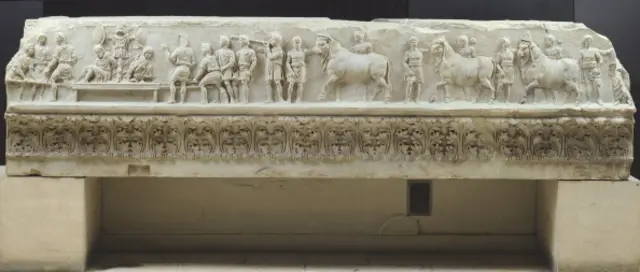 У стародавньому Римі у тріумфальній процесії спочатку проходили колони легіонерів-переможців, далі йшли аристократи й полководці розгромленої держави, за ними вели полонених рабів та коней, навантажених військовими трофеями