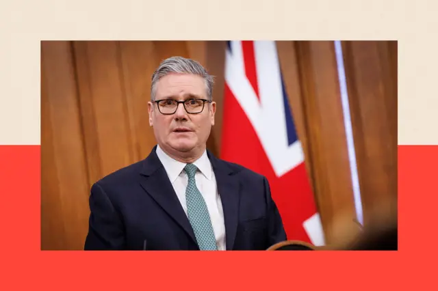 британский премьер Кир Стармер на фоне флага королевства