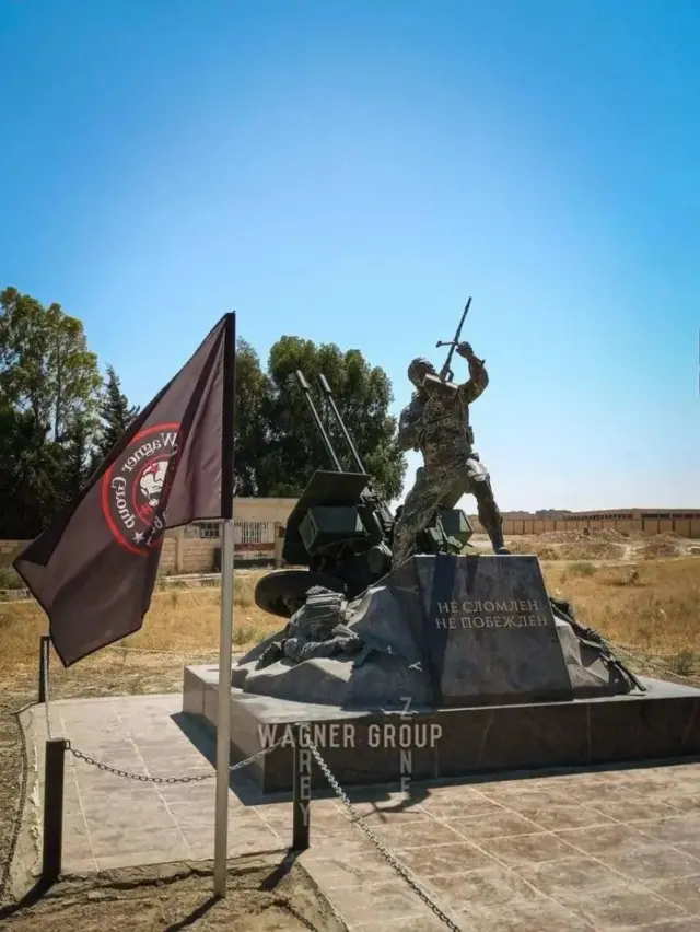 Пальмиранын жанындагы Сириядагы жалданма аскерлердин эстелиги