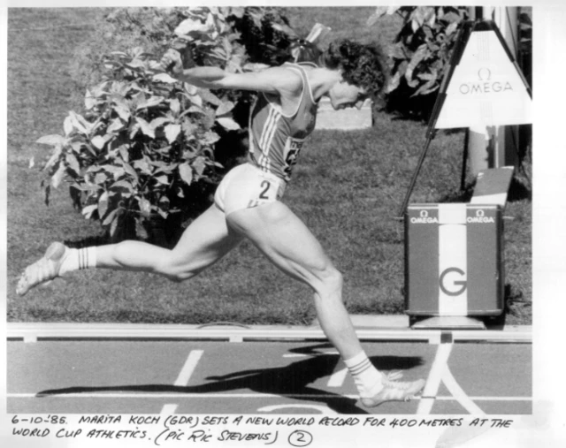 የምሥራቅ ጀርመኑ አትሌት ማሪታ ኮች 400 ሜትር በ47.6 ሰከንድ በመሮጥ የዓለም ሪከርድ ያዘ።