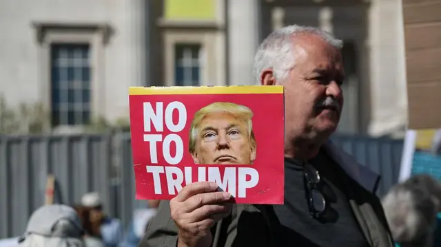 Участники митинга «Руки прочь» протестуют против президента США Дональда Трампа на Трафальгарской площади 5 апреля 2025 года в Лондоне, Англия. Граждане США, Канады, Великобритании и люди со всего мира, живущие в Лондоне, выступают в защиту демократии и против угроз США о вторжении в Канаду, Гренландию и Панаму.