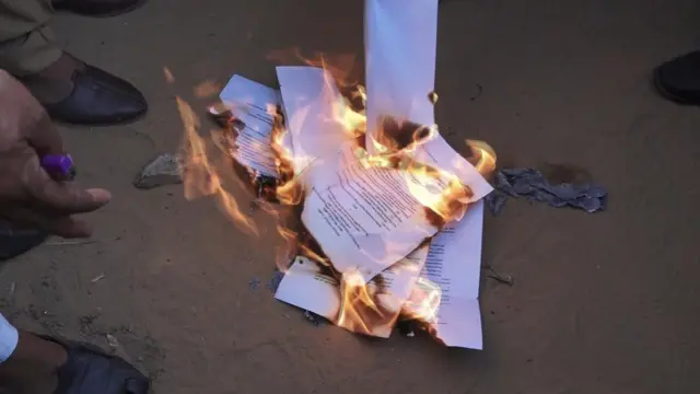 ਸਰਕਾਰੀ ਦੇ ਫੈਸਲੇ ਵਾਲੇ ਕਾਗਜ਼ਾਂ ਨੂੰ ਲਗਾਈ ਗਈ ਅੱਗ