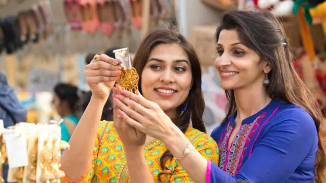 બીબીસી ગુજરાતી, સોનું, ડોનાલ્ડ ટ્રમ્પ, ગોલ્ડ, ટ્રેડ વોર, ટેરિફ, સોનાનો ભાવ, જ્વેલરી, લગ્નમાં સોનાની ખરીદી, સોનું ક્યારે ખરીદવું, સોનાનો ભાવ કેટલો, સોનું કેટલું મોંઘું