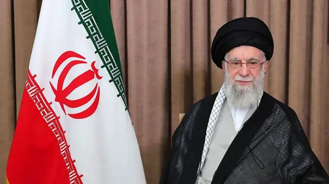 आयतुल्लाह अली ख़ामेनेई की तस्वीर