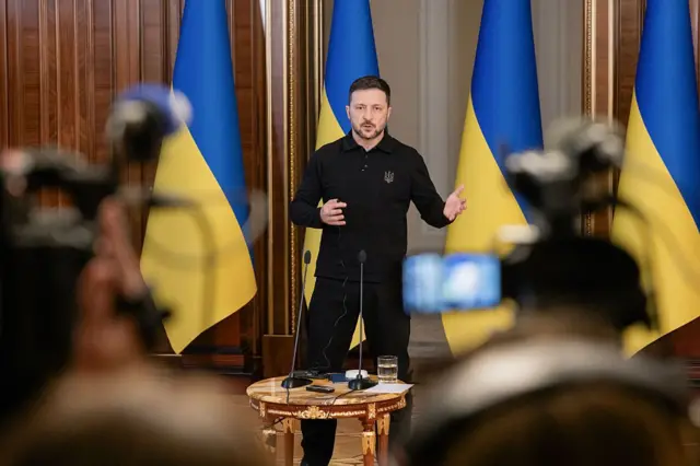 Zelensky hablando a la prensa
