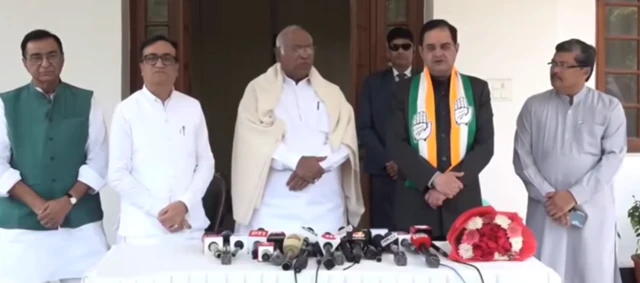 બૃજેન્દ્રસિંહ મલ્લિકાર્જુન ખડગે સાથે